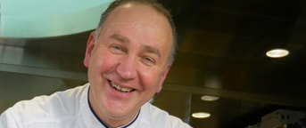 Chefkoch präsentiert Teller Chef présentant des plats